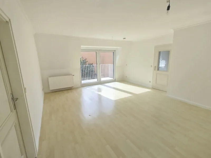 Sonnendurchflutete DG-Wohnung in Berlin Weißensee mit Balkon im Komponisten Viertel — photo 1